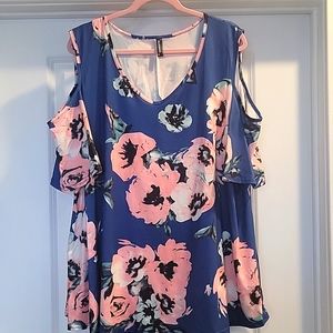 Floral top with flowy sleeves